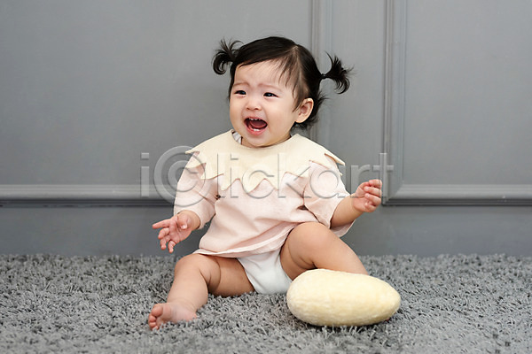귀여움 보호 성장 아기 여자 여자아기한명만 한국인 한명 JPG 앞모습 포토 기저귀 스튜디오촬영 실내 앉기 전신 찡그림 캐주얼 쿠션