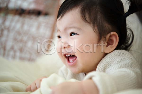 귀여움 보호 성장 즐거움 행복 아기 여자 여자아기한명만 한국인 한명 JPG 근접촬영 옆모습 포토 미소(표정) 상반신 스튜디오촬영 실내 앉기 웃음 응시