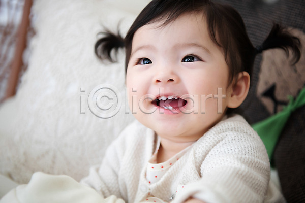 귀여움 보호 성장 즐거움 행복 아기 여자 여자아기한명만 한국인 한명 JPG 근접촬영 옆모습 포토 미소(표정) 상반신 스튜디오촬영 실내 앉기 웃음 응시 캐주얼