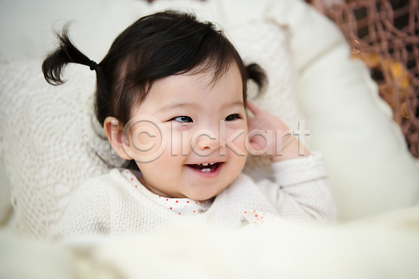 귀여움 보호 성장 즐거움 행복 아기 여자 여자아기한명만 한국인 한명 JPG 근접촬영 앞모습 포토 미소(표정) 상반신 스튜디오촬영 실내 앉기 웃음 캐주얼
