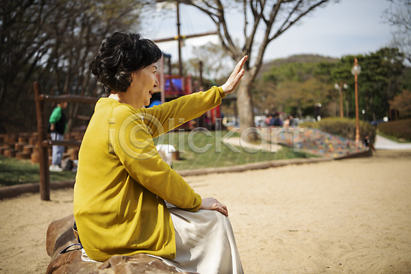 60대 노년 노인여자한명만 여자 한국인 한명 JPG 옆모습 포토 기다림 놀이터 상반신 손인사 앉기 야외 응시 주간 할머니 황혼육아