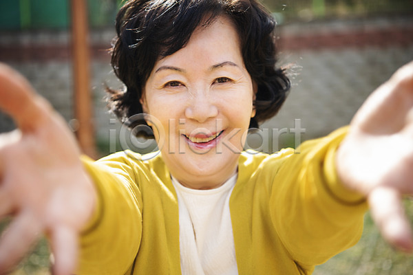 반가움 60대 노년 노인여자한명만 여자 한국인 한명 JPG 앞모습 포토 놀이터 미소(표정) 상반신 손뻗기 손짓 앉기 야외 주간 할머니 황혼육아