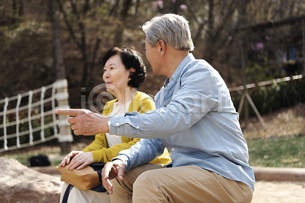 60대 70대 남자 노년 노인만 두명 여자 한국인 JPG 옆모습 포토 기다림 노부부 놀이터 상반신 앉기 야외 응시 주간 할머니 할아버지 황혼육아