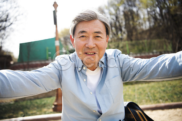 반가움 70대 남자 노년 노인남자한명만 한국인 한명 JPG 앞모습 포토 놀이터 미소(표정) 상반신 손뻗기 손짓 앉기 야외 주간 할아버지 황혼육아