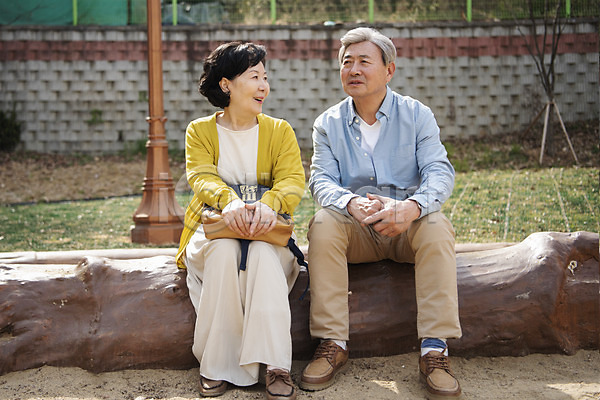 60대 70대 남자 노년 노인만 두명 여자 한국인 JPG 앞모습 포토 기다림 노부부 놀이터 대화 미소(표정) 앉기 야외 전신 주간 할머니 할아버지 황혼육아
