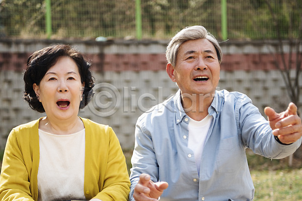 60대 70대 남자 노년 노인만 두명 여자 한국인 JPG 앞모습 포토 기다림 노부부 놀람 놀이터 상반신 손짓 앉기 야외 응시 주간 할머니 할아버지 황혼육아