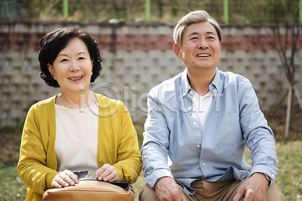 즐거움 60대 70대 남자 노년 노인만 두명 여자 한국인 JPG 앞모습 포토 노부부 놀이터 미소(표정) 상반신 앉기 야외 주간 할머니 할아버지 황혼육아 흐뭇