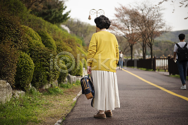 피곤 60대 노년 노인여자한명만 여자 한국인 한명 JPG 뒷모습 포토 들기 등교 서기 야외 전신 주간 책가방 하교 할머니 황혼육아