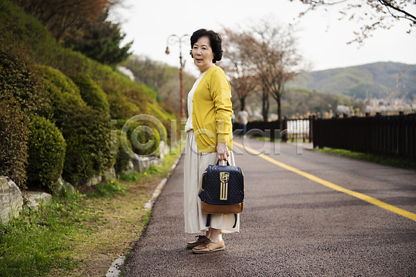 피곤 60대 노년 노인여자한명만 여자 한국인 한명 JPG 옆모습 포토 들기 등교 서기 야외 전신 주간 책가방 하교 할머니 황혼육아