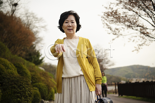 60대 노년 노인여자한명만 여자 한국인 한명 JPG 앞모습 포토 들기 등교 상반신 서기 손짓 야외 잔소리 재촉 주간 하교 할머니 황혼육아
