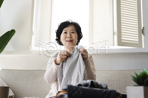 60대 노년 노인여자한명만 여자 한국인 한명 JPG 앞모습 포토 거실 들기 등교 미소(표정) 상반신 실내 아침 앉기 옷 유치원복 응시 주부 할머니 황혼육아
