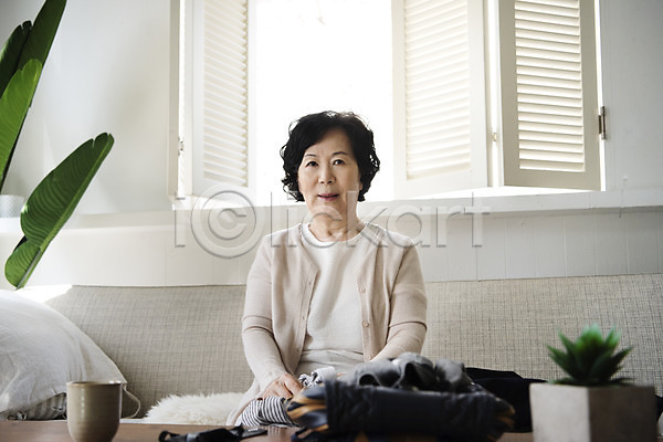갈등 60대 노년 노인여자한명만 여자 한국인 한명 JPG 앞모습 포토 거실 등교 상반신 실내 아침 앉기 잔소리 할머니 황혼육아