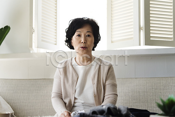 60대 노년 노인여자한명만 여자 한국인 한명 JPG 앞모습 포토 거실 등교 상반신 실내 아침 앉기 잔소리 할머니 황혼육아