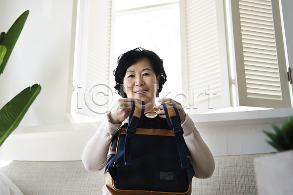 60대 노년 노인여자한명만 여자 한국인 한명 JPG 앞모습 포토 거실 들기 등교 미소(표정) 상반신 실내 아침 앉기 책가방 할머니 황혼육아