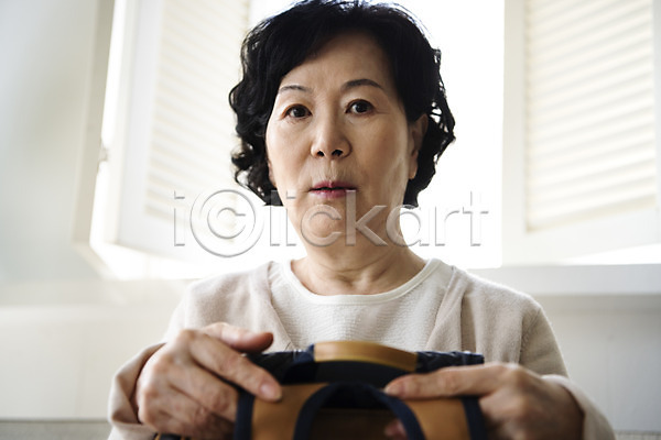 60대 노년 노인여자한명만 여자 한국인 한명 JPG 앞모습 포토 거실 들기 등교 상반신 실내 아침 앉기 잔소리 책가방 할머니 황혼육아