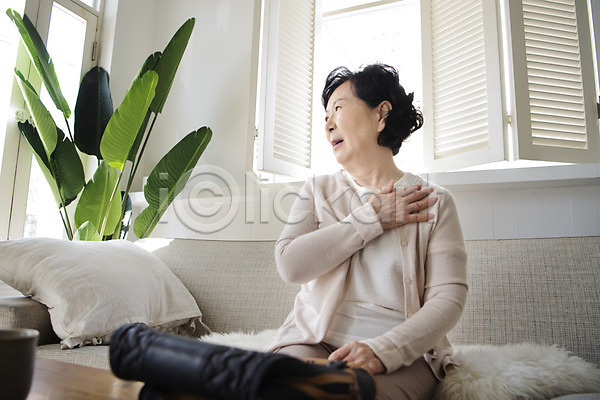 속상함 60대 노년 노인여자한명만 여자 한국인 한명 JPG 앞모습 포토 거실 상반신 실내 앉기 어깨통증 응시 찡그림 할머니 황혼육아 힘듦