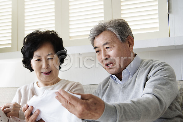 즐거움 행복 60대 70대 남자 노년 노인만 두명 여자 한국인 JPG 앞모습 포토 거실 노부부 들기 미소(표정) 상반신 설렘 실내 앉기 유아복 할머니 할아버지 황혼육아