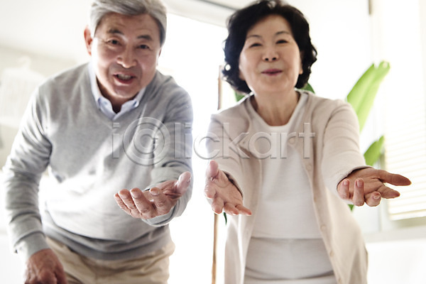 반가움 60대 70대 남자 노년 노인만 두명 여자 한국인 JPG 아웃포커스 앞모습 포토 거실 기다림 노부부 미소(표정) 상반신 서기 손뻗기 실내 하교 할머니 할아버지 황혼육아