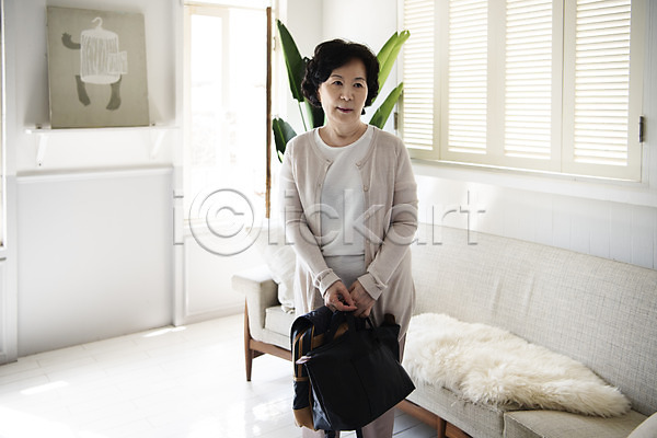 60대 노년 노인여자한명만 여자 한국인 한명 JPG 앞모습 포토 거실 들기 상반신 서기 실내 응시 책가방 할머니 황혼육아 힘듦