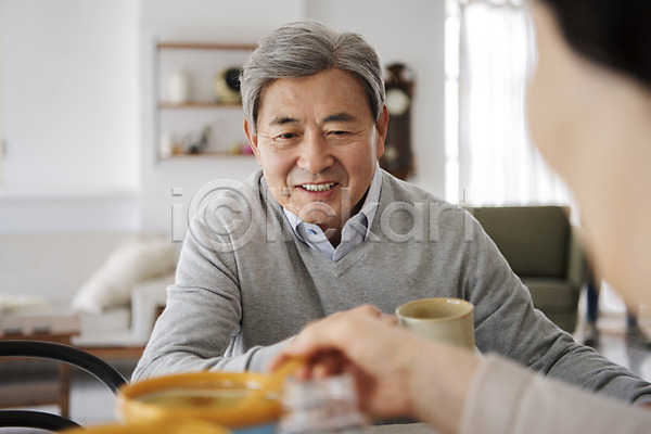60대 70대 남자 노년 노인만 두명 여자 한국인 JPG 뒷모습 아웃포커스 앞모습 포토 거실 노부부 미소(표정) 분유 상반신 실내 앉기 응시 할머니 할아버지 황혼육아