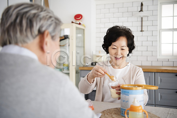 60대 70대 남자 노년 노인만 두명 여자 한국인 JPG 뒷모습 앞모습 포토 노부부 미소(표정) 분유 상반신 실내 앉기 젖병 주방 친정엄마 할머니 할아버지 황혼육아