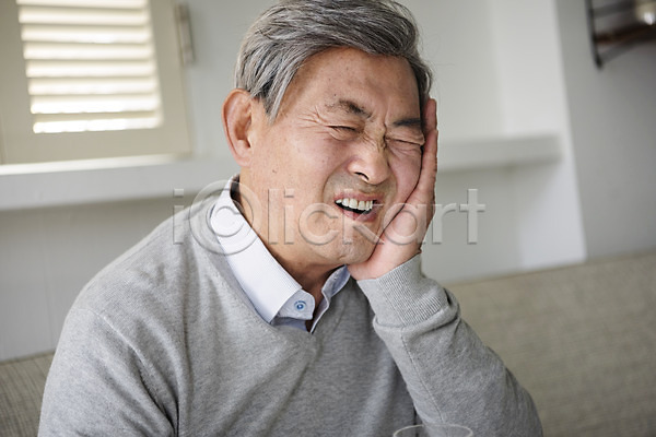 고통 70대 남자 노년 노인남자한명만 한국인 한명 JPG 포토 건강관리 노후 노후건강 상반신 실내 실버(노인) 실버라이프 임플란트 찡그림 치과 치아 치아건강 치통 틀니 할아버지