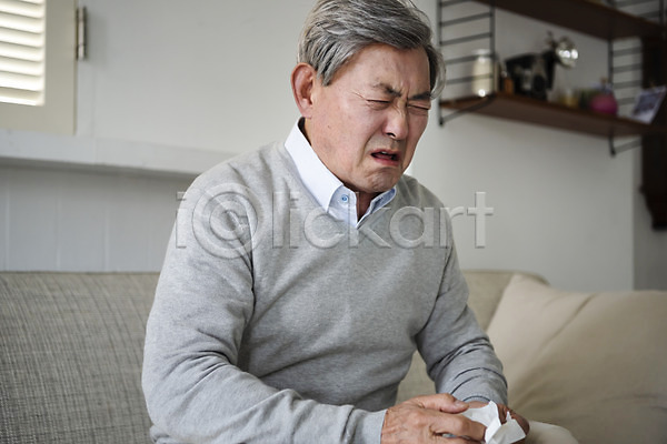 고통 70대 남자 노년 노인남자한명만 한국인 한명 JPG 옆모습 포토 감기(질병) 건강관리 기침 노후 노후건강 눈감음 비염 상반신 실내 실버(노인) 실버라이프 앉기 알레르기 재채기 찡그림 코감기 할아버지 화장지