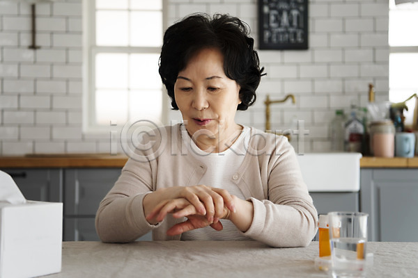 고통 휴식 60대 노년 노인여자한명만 여자 한국인 한명 JPG 앞모습 포토 건강관리 내려보기 노후건강 상반신 손 손목 손목통증 손저림 실내 실버(노인) 실버라이프 앉기 주방 주부 할머니