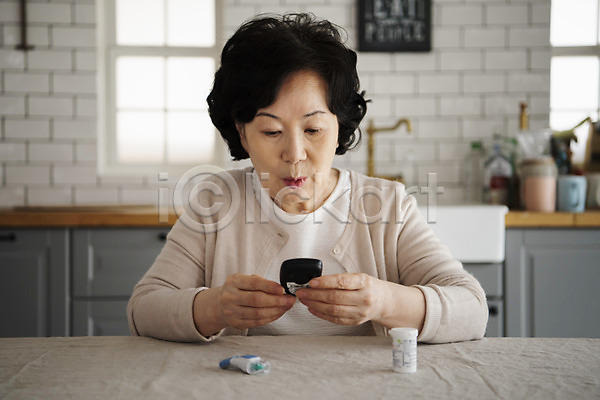 60대 노년 노인여자한명만 여자 한국인 한명 JPG 앞모습 포토 건강관리 검사(조사) 고지혈증 노후건강 당뇨병 들기 상반신 실내 실버(노인) 실버라이프 앉기 약병 예방 자가진단 주방 질병 할머니 혈당 혈당계