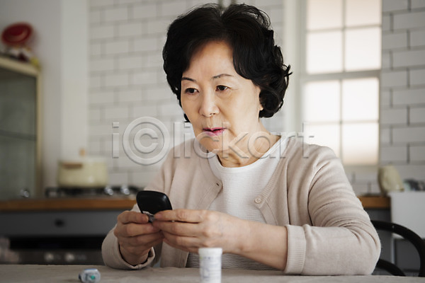 고민 60대 노년 노인여자한명만 여자 한국인 한명 JPG 앞모습 포토 건강관리 검사(조사) 노후건강 당뇨병 들기 상반신 실내 실버(노인) 실버라이프 앉기 약병 예방 자가진단 주방 질병 할머니 혈당 혈당계 확인