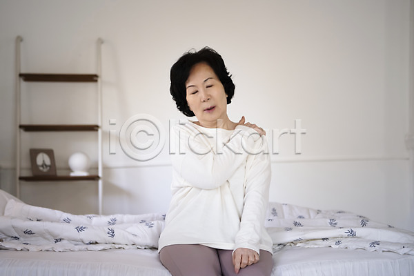 고통 60대 노년 노인여자한명만 여자 한국인 한명 JPG 앞모습 포토 건강관리 걸터앉기 노후건강 상반신 실내 실버(노인) 실버라이프 어깨 어깨에손 어깨주무르기 어깨통증 주부 질병 침대 침실 할머니