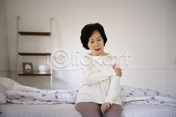 고통 스트레스 60대 노년 노인여자한명만 여자 한국인 한명 JPG 앞모습 포토 건강관리 걸터앉기 노후건강 상반신 실내 실버(노인) 실버라이프 앉기 주무르기 주부 질병 침대 침실 팔 팔뚝 할머니 힘듦