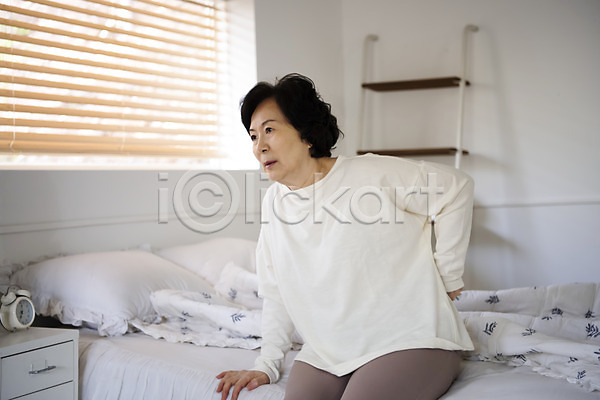 고통 스트레스 60대 노년 노인여자한명만 여자 한국인 한명 JPG 포토 건강관리 걸터앉기 노후건강 상반신 실내 실버(노인) 실버라이프 앉기 주무르기 주부 질병 침대 침실 할머니 허리 허리디스크 허리통증 힘듦