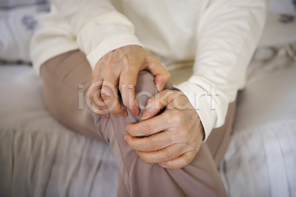 고통 60대 노년 노인여자한명만 신체부위 여자 한명 JPG 근접촬영 앞모습 포토 걸터앉기 골다공증 관절염 무릎 무릎통증 실버(노인) 실버라이프 앉기 질병 침대 칼슘 하반신 할머니