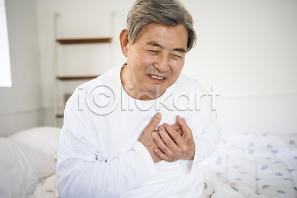 고통 70대 남자 노년 노인남자한명만 한국인 한명 JPG 앞모습 포토 가슴통증 걸터앉기 노후 노후건강 상반신 실내 실버(노인) 실버라이프 심근경색 심장 심장마비 심장질환 앉기 찡그림 침대 침실 할아버지 힘듦
