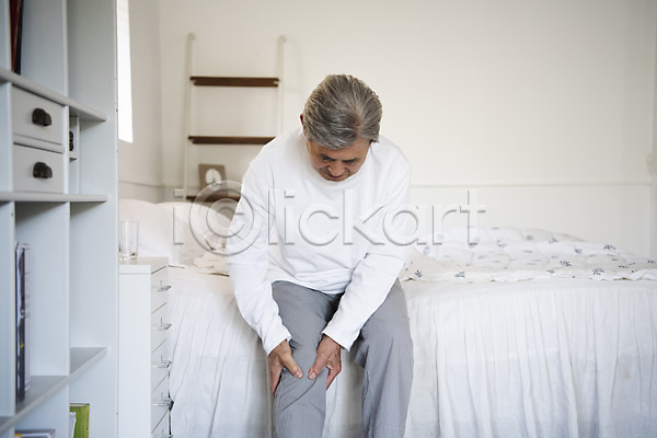 고통 70대 남자 노년 노인남자한명만 한국인 한명 JPG 앞모습 포토 걸터앉기 관절염 구부림 노후 노후건강 누름 만지기 무릎 무릎통증 상반신 실내 실버(노인) 실버라이프 앉기 질병 침대 침실 할아버지 힘듦