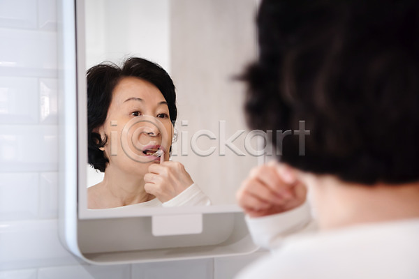 60대 노년 노인여자한명만 여자 한국인 한명 JPG 뒷모습 포토 거울 건강관리 노후건강 벽거울 상반신 실내 실버(노인) 실버라이프 양치 치아 치아건강 칫솔 할머니