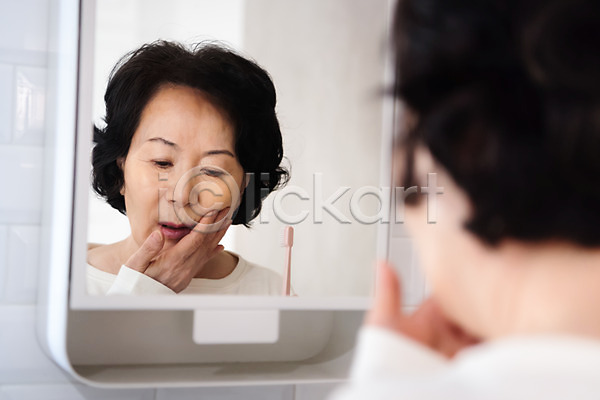 고통 60대 노년 노인여자한명만 여자 한국인 한명 JPG 뒷모습 포토 거울 건강관리 노후건강 반사 벽거울 상반신 실내 실버(노인) 실버라이프 양치 찡그림 치아 치아건강 치통 칫솔 할머니 힘듦