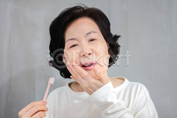 고통 60대 노년 노인여자한명만 여자 한국인 한명 JPG 앞모습 포토 건강관리 노후건강 들기 만지기 상반신 실내 실버(노인) 실버라이프 양치 질병 찡그림 치아 치아건강 치통 칫솔 할머니