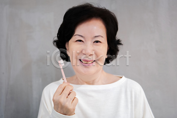 시원함 60대 노년 노인여자한명만 여자 한국인 한명 JPG 앞모습 포토 건강관리 노후건강 미소(표정) 상반신 실내 실버(노인) 실버라이프 양치 웃음 치아 치아건강 칫솔 할머니