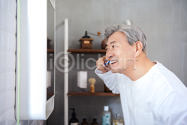 깨끗함 시원함 70대 남자 노년 노인남자한명만 한국인 한명 JPG 옆모습 포토 거울 노후 노후건강 상반신 실내 실버(노인) 실버라이프 씻기 씻다 양치 응시 치아 치아건강 칫솔 할아버지 화장실