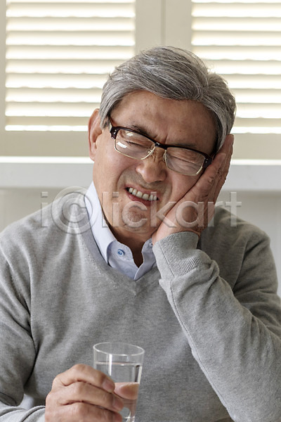 고통 70대 남자 노년 노인남자한명만 한국인 한명 JPG 앞모습 포토 노후 노후건강 들기 만지기 물컵 복용 상반신 실내 실버(노인) 실버라이프 약 잔 찡그림 치아 치아건강 치통 턱 턱괴기 할아버지 힘듦