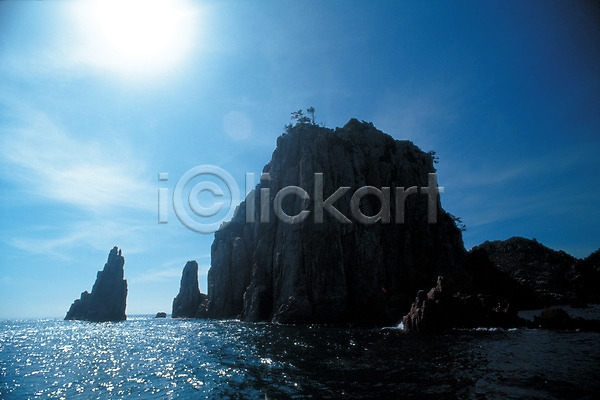 사람없음 JPG 포토 기암절벽 바다 섬 야외 자연 절벽 주간 풍경(경치) 하늘