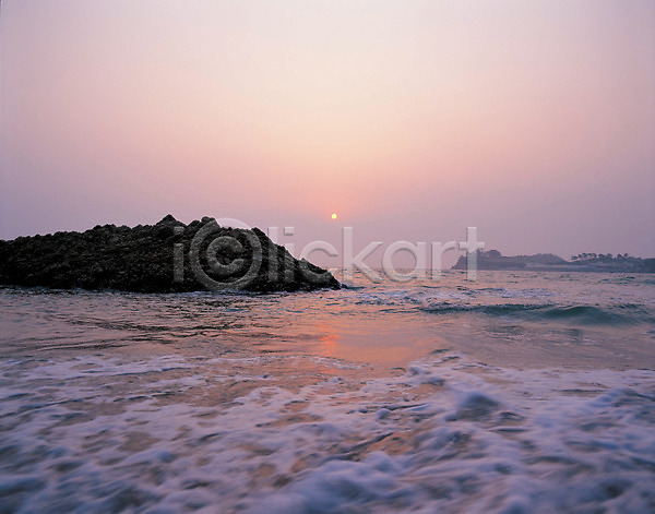 사람없음 JPG 포토 돌(바위) 물보라 바다 바위(돌) 섬 야외 일몰 자연 주간 태양 파도 풍경(경치) 하늘
