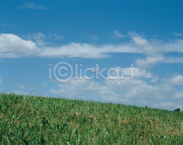 사람없음 JPG 포토 구름(자연) 야외 언덕 자연 잔디 주간 초원(자연) 풀(식물) 풍경(경치) 하늘