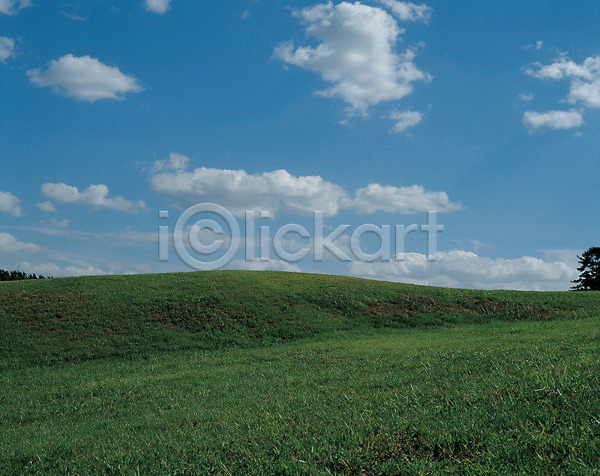 사람없음 JPG 포토 구름(자연) 야외 언덕 자연 잔디 주간 초원(자연) 풀(식물) 풍경(경치) 하늘