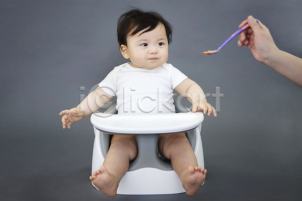 귀여움 보호 성장 남자 두명 신체부위 아기 한국인 JPG 앞모습 포토 먹기 손 숟가락 스튜디오촬영 실내 아기의자 앉기 이유식 전신