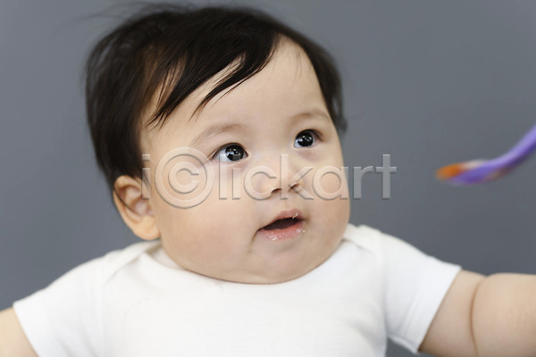 귀여움 보호 성장 남자 남자아기한명만 아기 한국인 한명 JPG 앞모습 포토 먹기 상반신 숟가락 스튜디오촬영 실내 이유식