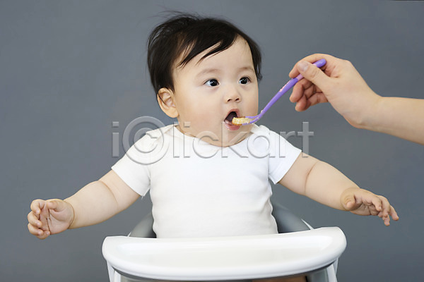귀여움 보호 성장 남자 두명 신체부위 아기 한국인 JPG 앞모습 포토 먹기 상반신 손 숟가락 스튜디오촬영 실내 아기의자 이유식