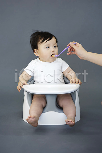 귀여움 보호 성장 남자 두명 신체부위 아기 한국인 JPG 앞모습 포토 먹기 손 숟가락 스튜디오촬영 실내 아기의자 응시 이유식 전신